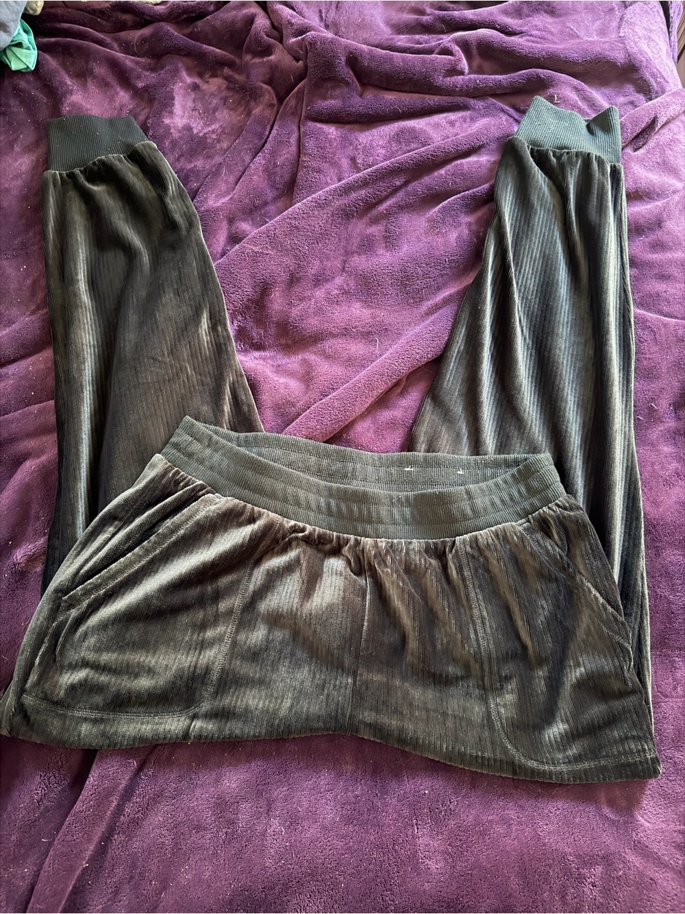 Ribbed velour joggers size L
comfy goth, sleepy goth